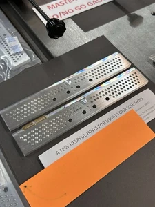 7,4" SCHRAUBSTOCKBACKEN FÜR NEUE HERMES GRAVIERMASCHINE MIT ENDANSCHLAG UND 224 STIFTLÖCHERN - Bild 1 von 22