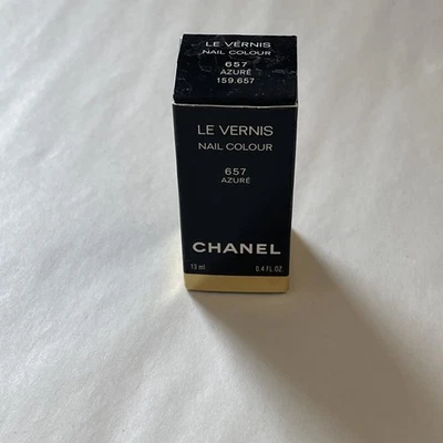 Chanel Le Vernis color de uñas a la sombra 657 azul. Foto 1 de 4
