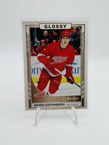 2023-24 Upper Deck Serie 1 Brillante Simon Edvinsson RC #R-22 Detroit Red Wings - Imagen 1 de 2