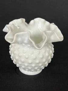 Tazón de jarrón vintage Fenton vidrio de leche blanco hobnail borde engarzado con patas - Imagen 1 de 6
