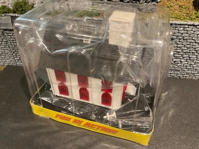 MTH, Rail King 30-9057 calibre O Country Church blanco con ventanas rojas. Iluminado Foto 1 de 4