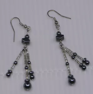 ORECCHINI PENDENTI TRAFORATI CON PERLINE EMATITE - Foto 1 di 2