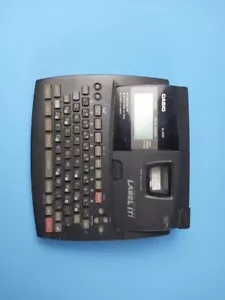 Pacchetto stampante etichette Casio KL-8100 con cartuccia nastro lotto -QWERTY- funziona benissimo - Foto 1 di 9