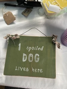 Wandbehang Holz 1 verwöhnter Hund lebt hier - Bild 1 von 2