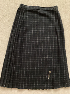 ETAM Vintage 80’s Skirt Size 10 Black with Gold Check detail. Pleated at back.