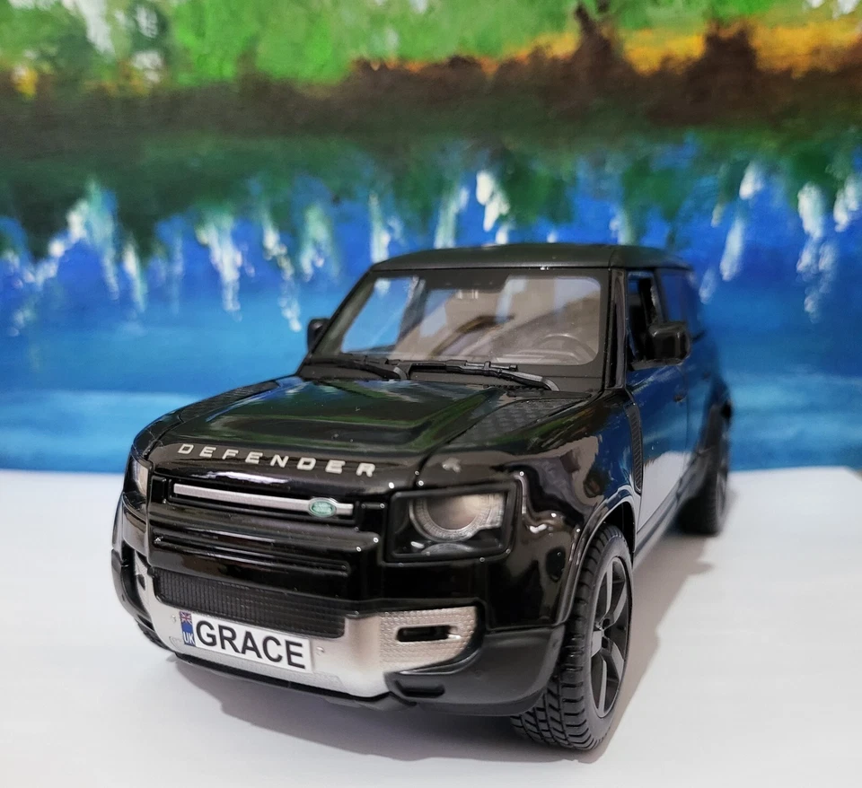 PERSONALIZADO Nuevo Landrover Defender 110 Coche de Juguete Modelo 1:24 papá mamá papá en Caja Foto 1 de 4