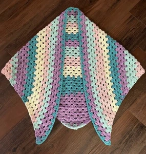 "Mantón triangular envolvente multicolor hecho a mano ganchillo púrpura rosa verde azulado crema 35""x 58""" - Imagen 1 de 6