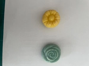 2x Blumen Seifen gelb und lindgrün Gästeseife Geschenk ca 3 cm je ca 10 gr. - Bild 1 von 1