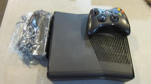 Xbox 360 S Console Model 1439 W/Controller & Cords - FREE SHIPPING - Picture 1 of 4