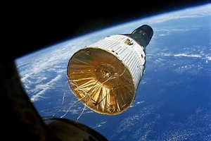 New 5x7 NASA Photo: Gemini VI Spacecraft as seen in Space from Gemini VII - Picture 1 of 1