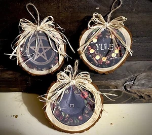 Set di 3 ornamenti in legno Witchy Yule - Foto 1 di 4
