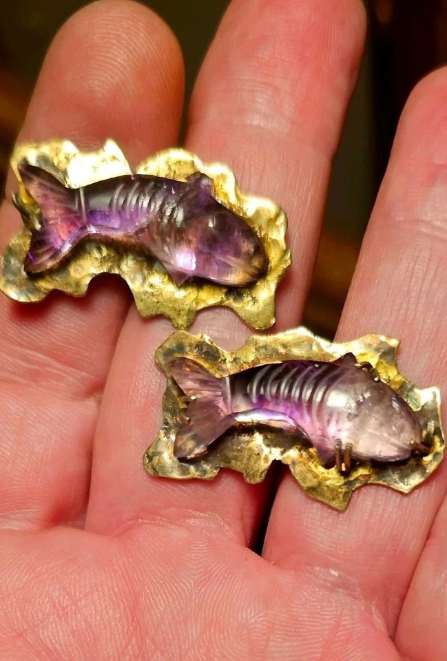 Gemelos tallados pescado con piedra púrpura y latón gemelos para hombre hechos a mano. Peces Foto 1 de 4