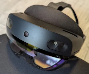 Microsoft HoloLens 2 AR Headset - Schwarz, mit Softbox - Bild 1 von 3