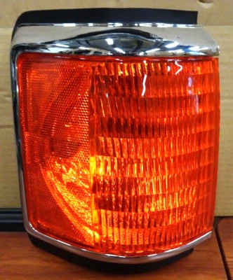 NEW For 1987-91 Ford Bronco RH Parking Light w/ Black & Chrome Trim FO2521106 - Image 1 of 4