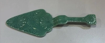 Linda Espátula Lapin Regency Verde Floral Cerámica Pastel Servidor Anthropologie Foto 1 de 4