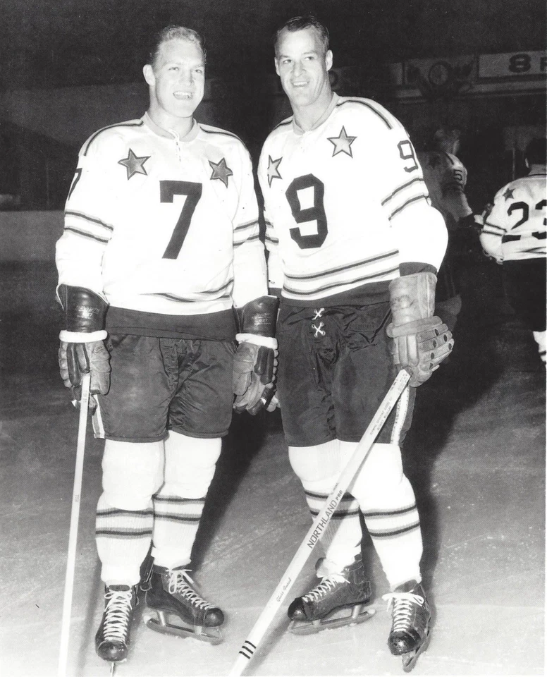 BOBBY HULL & GORDIE HOWE 8X10 PHOTO CHICAGO BLACKHAWKS NHL ALL-STAR HOCKEY B/W - Image 1 of 1