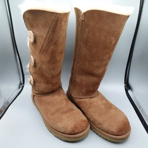 Stivali UGG Bailey con tripletta con bottoni da donna taglia 9 in pelle di pecora scamosciata alti - Foto 1 di 16