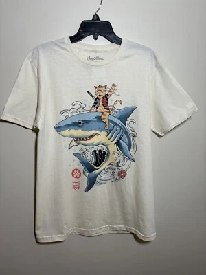 Camiseta gráfica Threadless Ninja Cat Riding Shark para hombre beige mediana Foto 1 de 4