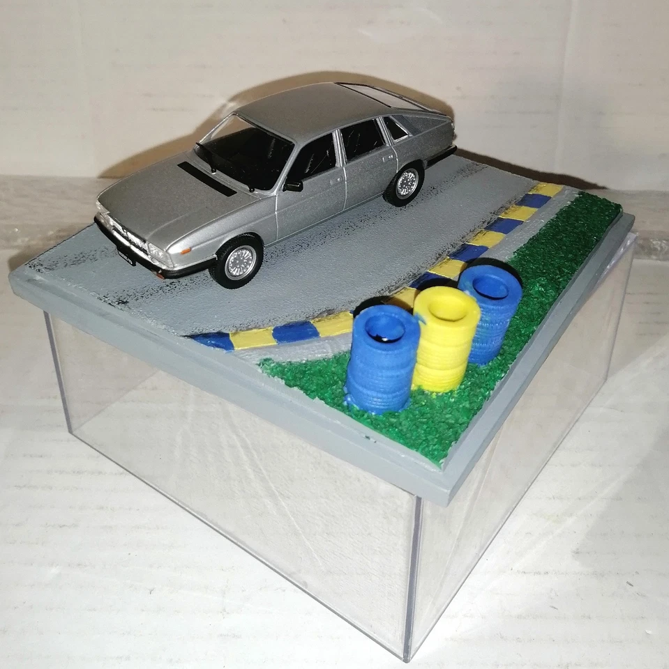 LANCIA GAMMA V SERIE IN DIORAMA SCALA 1/43 - Immagine 1 di 2