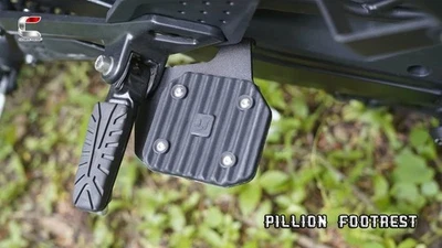 Reposapiés Pillion con parte superior de tracción apto para KTM 125 ENDURO R (2025) Foto 1 de 4