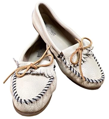 MINNETONKA Driving Moccasin Soft Pebbled Leather Fringe Beige Women’s Size 8 - Image 1 of 4