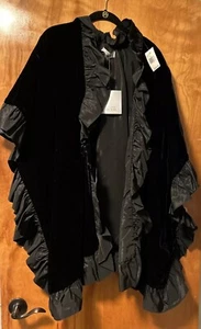 Rickie Freeman Teri Jon schwarz Samt Cape mit Satin Rüschen Neu mit Etikett - Notizen lesen - Bild 1 von 9