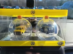 2024 M2 Machines Ornaments 2pk - Chevrolet Van G10 1971 (Mooneyes) - Imagen 1 de 1