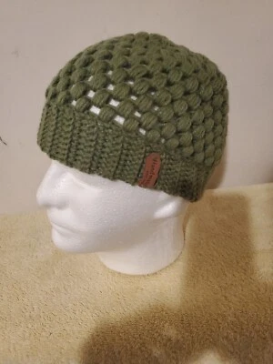 Sombrero de cola de caballo hecho a mano con moño: patrón de ganchillo verde. Foto 1 de 4