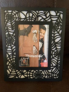 Thomasville Spinnennetz beleuchtet schwarz Bilderrahmen Halloween hält 5x7 Fotos. - Bild 1 von 7