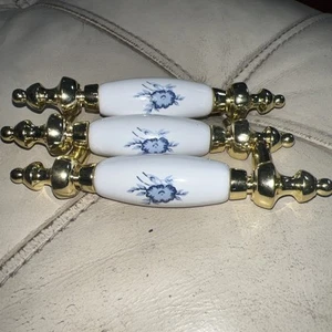 3 Vintage Brass & Porcelain Drawer Pulls Handles Florals w/ Screws -BRAND NEW - Bild 1 von 4