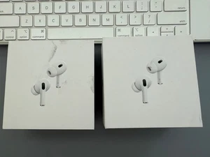 Apple AirPods Pro avec étui de chargement sans fil MagSafe - Lot de 2 - Photo 1 sur 4