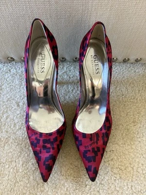 GUESS BY MARCIANO RASBERRY & NAVY SATEN PRINT WITH PINK PATENT LEATHER HEEL 8M - Image 1 of 4