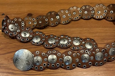 Cinturón de cuero marrón castaño marroquí de colección conchos plateados geométricos talla S/M Foto 1 de 4