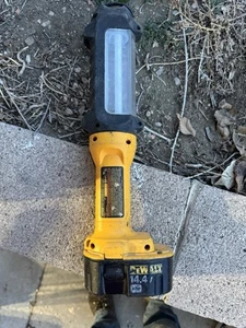 DeWalt DC528 14.4 Volt Fluorescent Work Light Hanging Tested Working With Batter - Picture 1 of 3