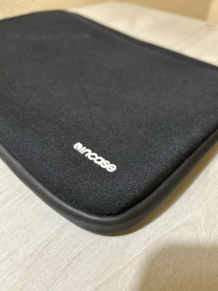 Funda universal clásica Incase para computadora portátil de 13 pulgadas (se adapta a MacBook Pro de 13 pulgadas) Foto 1 de 4
