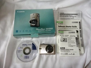 CANON POWERSHOT SD 550 DIGITAL  ELPH CAMERA  AND ACCESSORIES 7.01 MEGAPIXEL - Picture 1 of 4