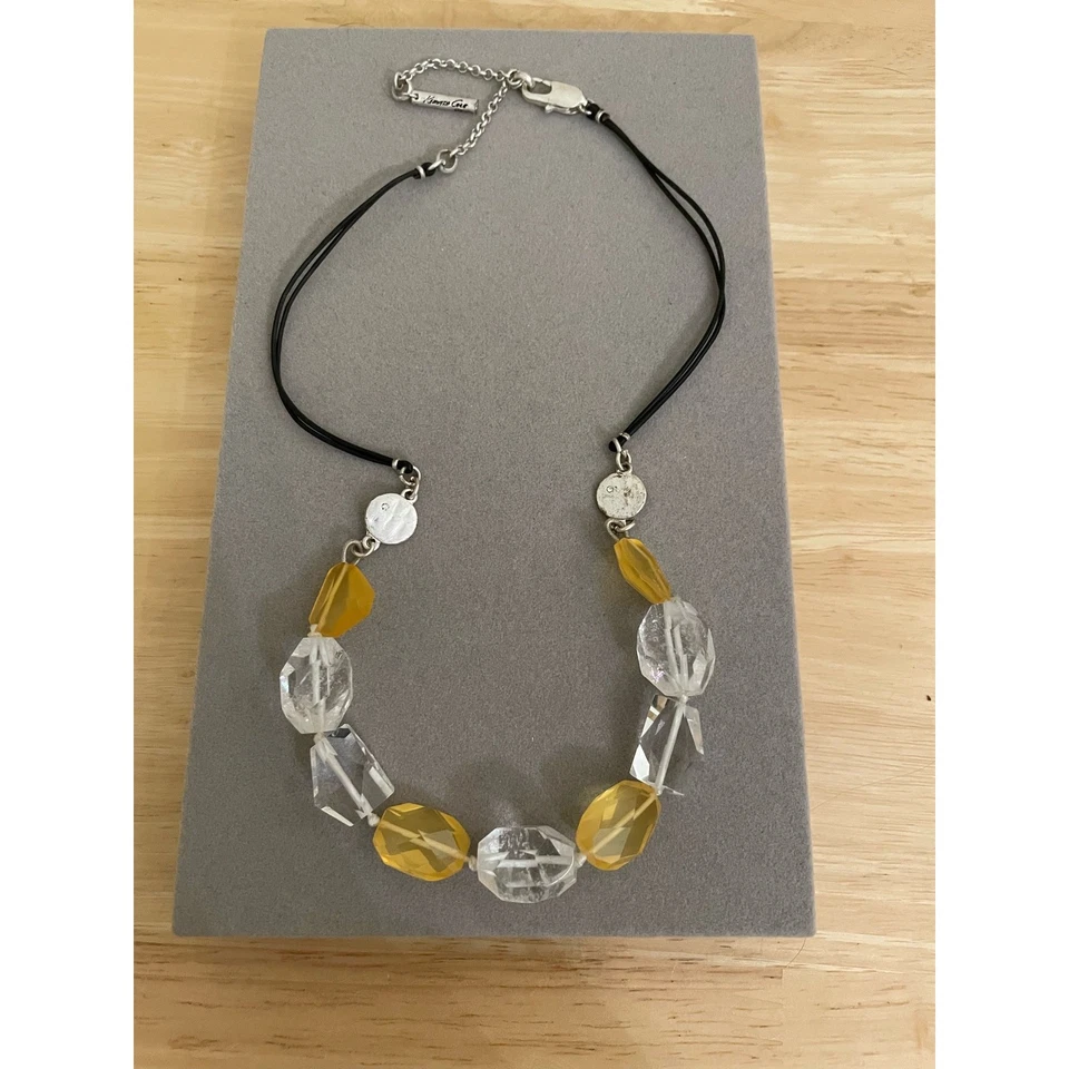Collar Kenneth Cole con cordón de cuero negro cristales transparentes y amarillos Foto 1 de 3