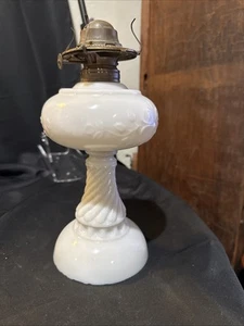 antike Milchglas Öllampe Floral Twist Design 11 1/2 Zoll - Bild 1 von 15