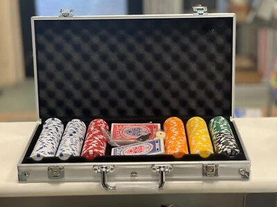 VALIGETTA IN METALLO CONTIENE 5 DADI 300 FICHES 2 MAZZI DI CARTE POKER DAL NEGRO - Immagine 1 di 4