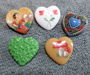 5 Vintage Realistic Glass Buttons COLORFUL FANCY HEARTS - Picture 1 of 3