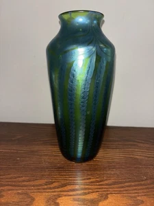 Gorgeous 1979 Orient And Flume Vase with Iridescent Pulled Feather Design - Picture 1 of 7