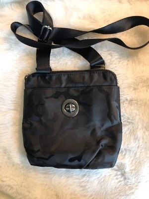 Bolso Bandolera Baggallini RFID Camuflaje Negro Bolsillos Exteriores Viaje Ajustable Foto 1 de 4
