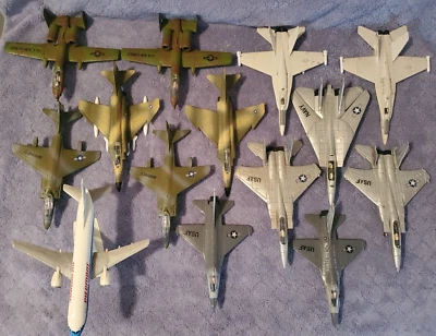 13 aviones militares fundidos a presión ERTL y 1 avión de pasajeros de plástico Piamonte, todo equipo bueno Foto 1 de 4