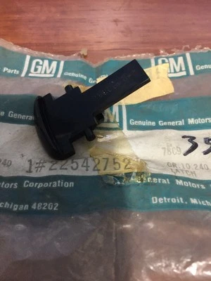 Nuevo de Lote Antiguo GM 22542752 Pontiac J2000 Sunbird Consola Apoyabrazos Cierre Foto 1 de 2