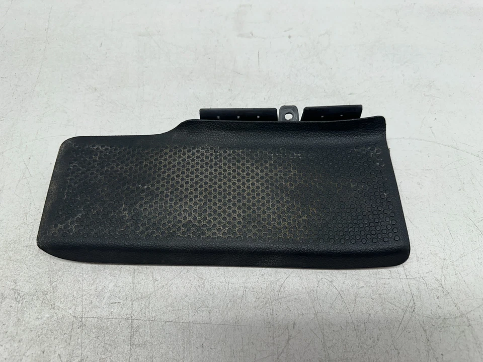 H40816 2012-2019 Volkswagen Beetle PAINEL DE ACABAMENTO DE DESCANSO PARA OS PÉS 5C1864777A FABRICANTE DE EQUIPAMENTO ORIGINAL - Imagem 1 de 4