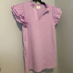 Vestido Simply Southern Pequeño Lavanda Manga Corta Cuello en V Estrás Perla Bolsillo - Imagen 1 de 4