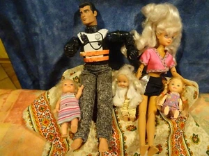 lot=poupée mannequin blonde+ son malabar de mari articulé et ses 3enfants  - Imagen 1 de 4