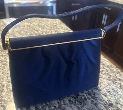 Bolso de mano vintage años 50 azul marino satinado con marco dorado, cierre plegable. Foto 1 de 3