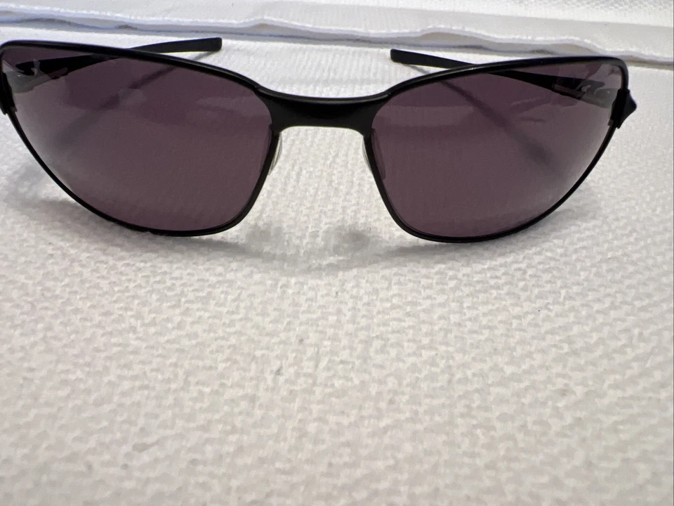 Nuevas gafas de sol Oakley C Wire OO4046-01 negras lentes rayadas falta almohadilla nasal Foto 1 de 4