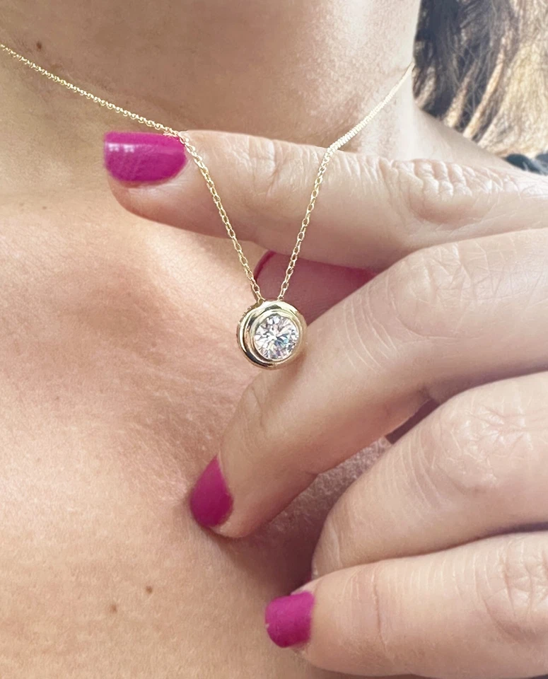 Colgante solitario con bisel de diamantes redondo certificado IGI 14 k oro amarillo macizo 1,00 quilates Foto 1 de 4